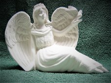 Vredes-engel met duif van wit keramiek biscuit