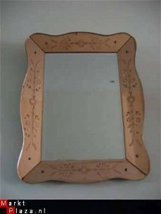 Fraaie antieke spiegel, rand gedecoreerd met bloemmotieven