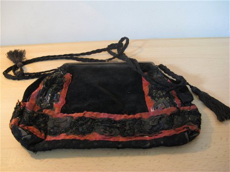 Mooi antiek handtasje hoofdzakelijk rood/zwart...ca. 1900! - 1