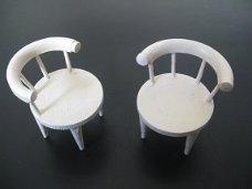Voor in het poppenhuis...Twee witte stoeltjes met rugleuning...jaren 20!
