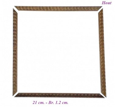 === 4 Klokkast ornamenten = hout = gebruikt === 34515 - 1