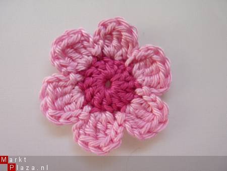 ** Gehaakte bloem (4 cm) - roze/fuchsia - nr. 1