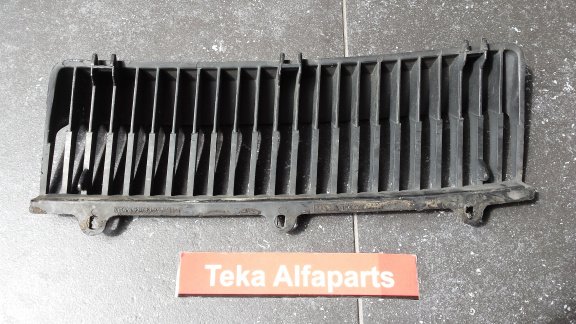 Alfa Romeo Alfetta Luchtinlaat Motorkap Set 113.05.89.121.00 L+R USED - 3