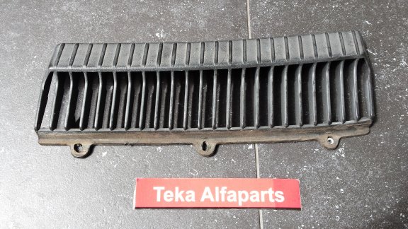 Alfa Romeo Alfetta Luchtinlaat Motorkap Set 113.05.89.121.00 L+R USED - 4