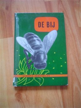 De bij door Gertrud Hess - 1