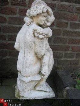 Mooi oud tuinbeeld in een prima staat...moeder en kind... - 1