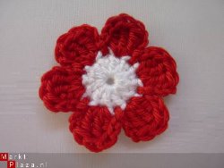 ** Gehaakte bloem (4 cm) - rood/wit