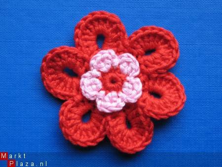 ** Grote (6,5 cm) gehaakte bloem (rood/lichtroze) - nr. 1