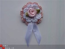 ** Gehaakte broche / kindercorsage (babyroze/wit)