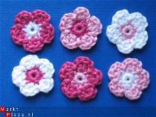 ** Setje van 6 fuchsia/roze/wit gehaakte bloemetjes (3 cm)