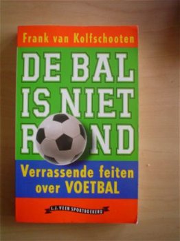 De bal is niet rond door Frank van Kolfschooten - 1