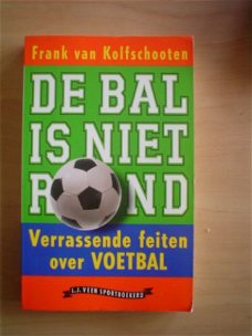 De bal is niet rond door Frank van Kolfschooten