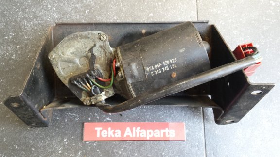 Alfa Romeo Alfetta Ruitenwissermotor met bak Bosch 0390346138 Used - nr. 1
