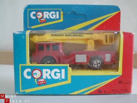 DSCN11040 Corgi Juniors Simon Snorkel Fire Engine - 1