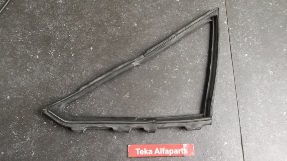 Alfa Romeo Alfetta GTV Raamrubber Links NOS - 0