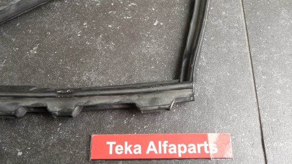 Alfa Romeo Alfetta GTV Raamrubber Links NOS - 2