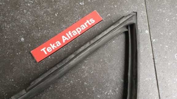 Alfa Romeo Alfetta GTV Raamrubber Links NOS - 3