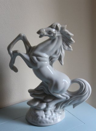 Beeld wit aardewerk paard - nr. 1
