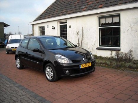 Renault Clio - 1.4 16V 100; 3-drs Pan.dak, D.luxe, AIRCO weinig km 83000. trekhaak - 1