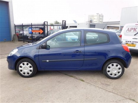 Renault Clio - 1.5 DCI AUTHENTIQUE, STUURBEKRACHTIGING, CENT-VERGRENDELING, RADIO-CD-MP3-AUX, AIRBAG - 1