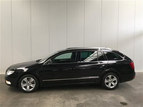 Skoda Superb Combi - 1.6 TDI 140PK ARCTIC ACTIVE NAVI-LEDER-XENON-LMV-PDC-CRUISE End Of Year Sale - 1