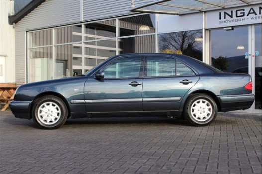 Mercedes-Benz E-klasse - E 200 AUT. ELEGANCE bijtelling vriendelijk | AIRCO | CRUISE | - 1