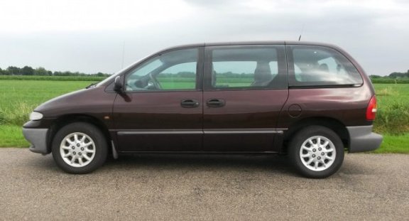 Chrysler Voyager - 2.4i S 7-persoons in goede staat met airco - 1