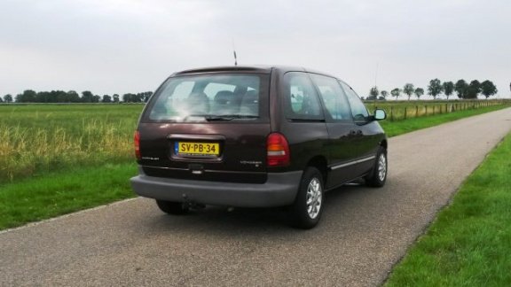 Chrysler Voyager - 2.4i S 7-persoons in goede staat met airco - 1