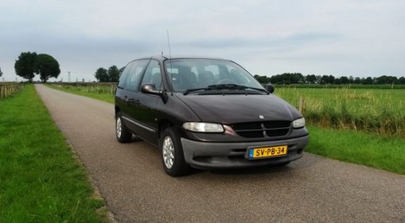 Chrysler Voyager - 2.4i S 7-persoons in goede staat met airco - 1