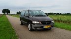 Chrysler Voyager - 2.4i S 7-persoons in goede staat met airco - 1 - Thumbnail