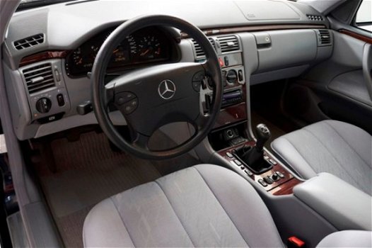 Mercedes-Benz E-klasse - 270 CDI Bom vol opties.Youngtimer Bovag Bedrijf - 1