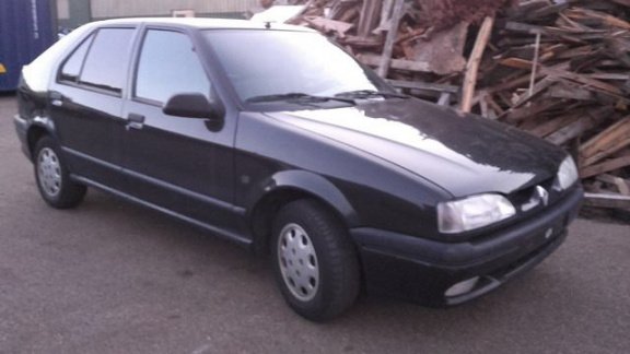 Renault 19 - 1.8 RT saloon - 1