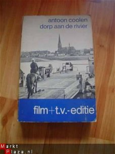 Dorp aan de rivier door Antoon Coolen