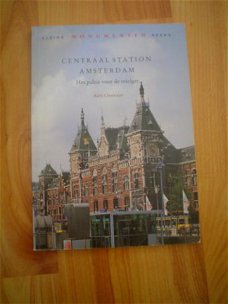 Centraal station Amsterdam door Aart Oxenaar