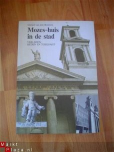 Mozes-huis in de stad door Gerard van den Boomen