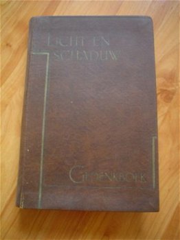Licht en schaduw, gedenkboek uit 1932 door J.A. van Leeuwen - 1