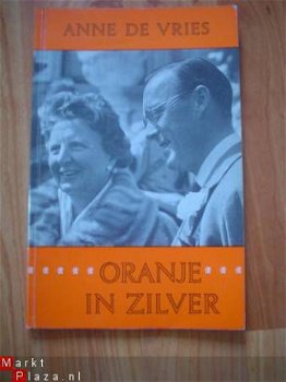 Oranje in zilver door Anne de Vries - 1