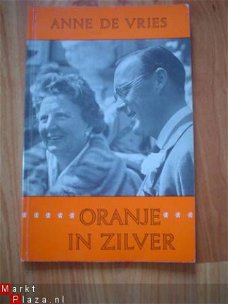 Oranje in zilver door Anne de Vries