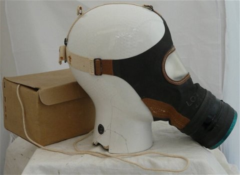 Gasmasker Engels Civiel / Civilian Duty Respirator, type: C1, met opbergdoos, 1938/39. - 3