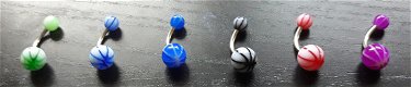 Diverse basketball style navelpiercings (curved barbells / banana bells) - 1 - Thumbnail