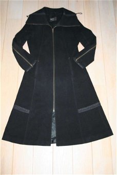 Prachtige zwarte mantel Damo - maat 40