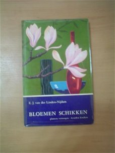 Bloemen schikken door E.J. van der Linden-Nijdam