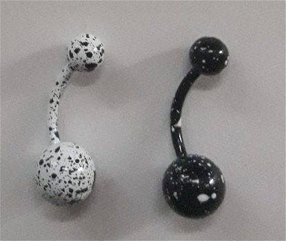 Diverse zwart en wit gespikkelde navelpiercings (curved barbells / banana bells) - 1