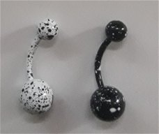 Diverse zwart en wit gespikkelde navelpiercings (curved barbells / banana bells)