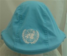 Helm Overtrek, type: M95, UN (United Nations), Koninklijke Landmacht, maat: L, 2004.(Nr.1)