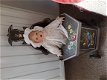 Porseleinen pop in houten kinderzitje - 1 - Thumbnail