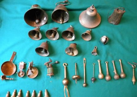 Oude en antieke ijzeren en bronzen bellen en klepels. - 3