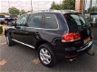 Volkswagen Touareg - 5.0 V10 TDI LEDER NAVI CLIMA CRUISE SCH DAK TREKH NW MOTOR 7800 E INCL BTW Mees - 1 - Thumbnail