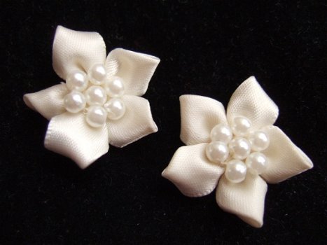 Satijnen bloem met wit parel hart ~ 2,5 cm ~ Ivoor - 1