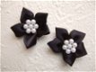 Satijnen bloem met wit parel hart ~ 3 cm ~ Zwart - 1 - Thumbnail